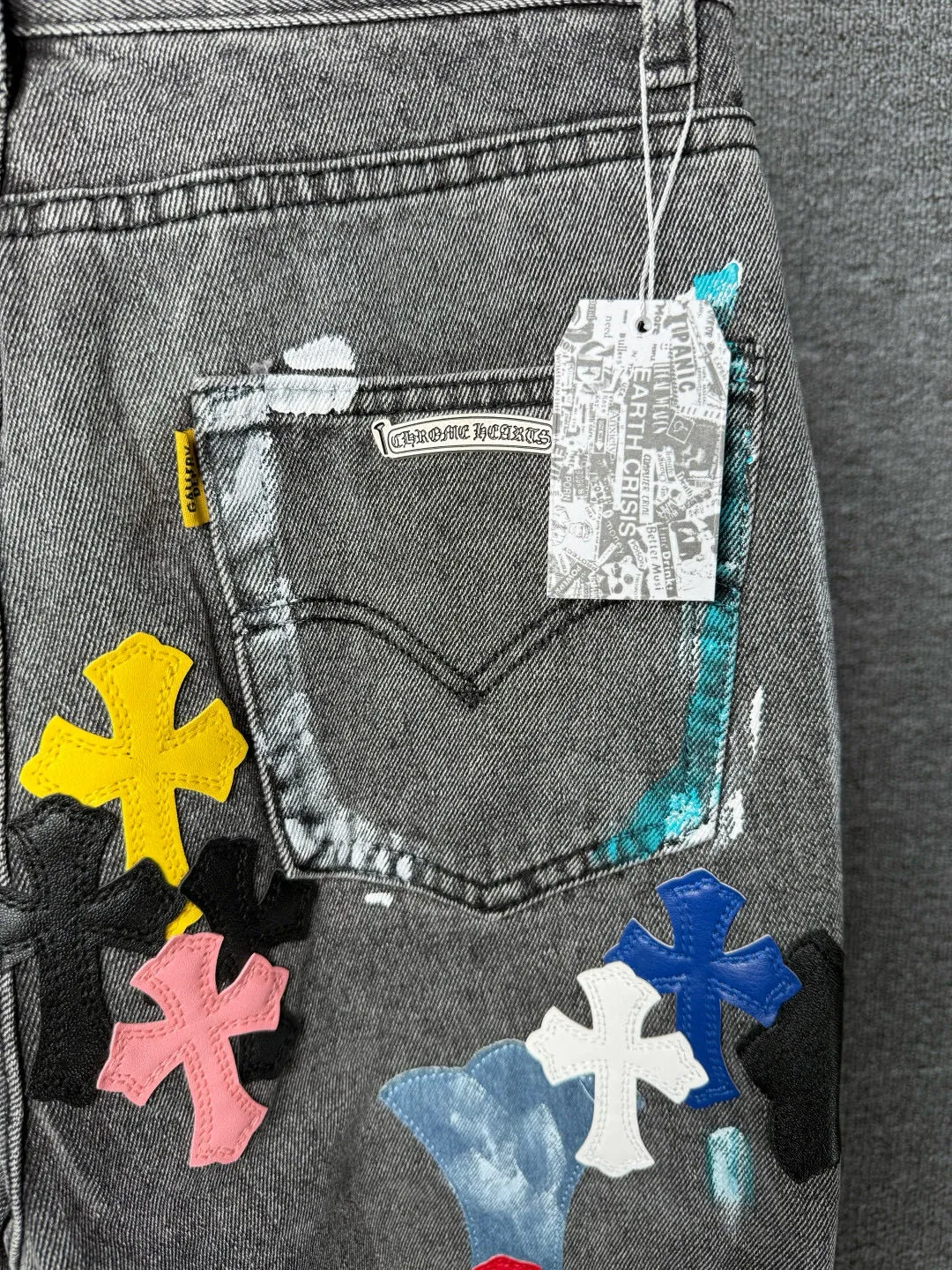 P340 💰 (Top version) Chrome hearts co-branded washed jeans with blue, yellow, black, white and multi-color stitching. Really restores the ultimate vintage texture. Three-dimensional version. Loose and comfortable, not picky about the figure. Makes you look taller and slimmer. Factory-made. Original quality control. Same style for men and women. Can be matched with couples. Versatile recommendation. Must-have jeans for all seasons. Fashionistas have been disappointed. From the quality selection of fabrics, the tailoring of details, and the matching of patterns, they are all impeccable! The upper body is so handsome when worn...it can be easily worn by men, women and children! The craftsmanship is made of heavy-duty washed pure cotton denim fabric. After washing, it is soft and thick. It is very stylish when worn on the body. Color: black Size: 28-30-32-34-36 (corresponding to S-M-L-XL-XXL)